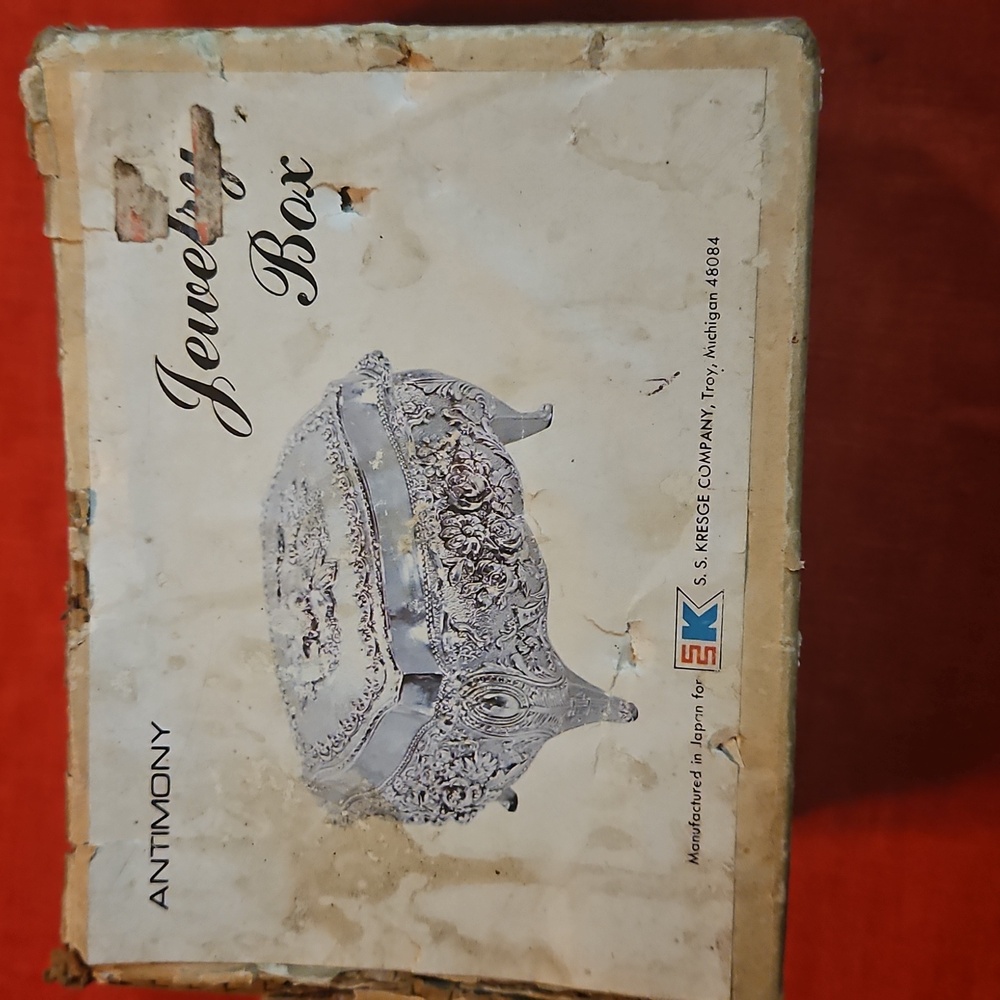 Elegant Vintage  Gold and White Jewelry Box.With Original Box - Picture 9 of 9